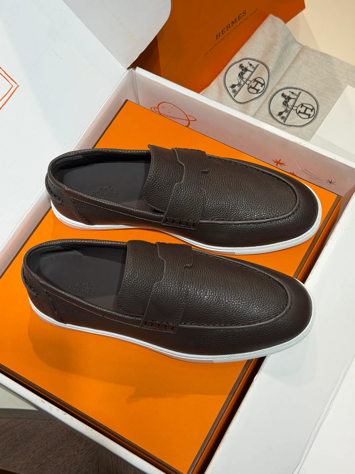 【HERMES】Top P:800💰-Size: 39-44 (38.45. Customized) H Home Freesstyle Men's Loafers Calfskin and Epsom Heritage calfskin high-top sports shoes, the soles are decorated with saddle stud buckle patterns, creating a modern urban style. Imported cowhide + cowhide lining + customized TPU outsole.